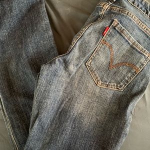 Mid rise skinny Levi jeans.